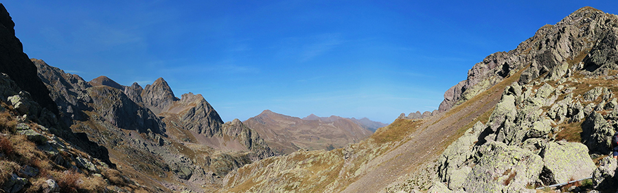 Vista panoramica dalla Bocca di Trona (2224 m) sulla Valle di Trona col Pizzo di Trona (2510 m) a sx e Cima di Val Pianella (2349 m) a dx